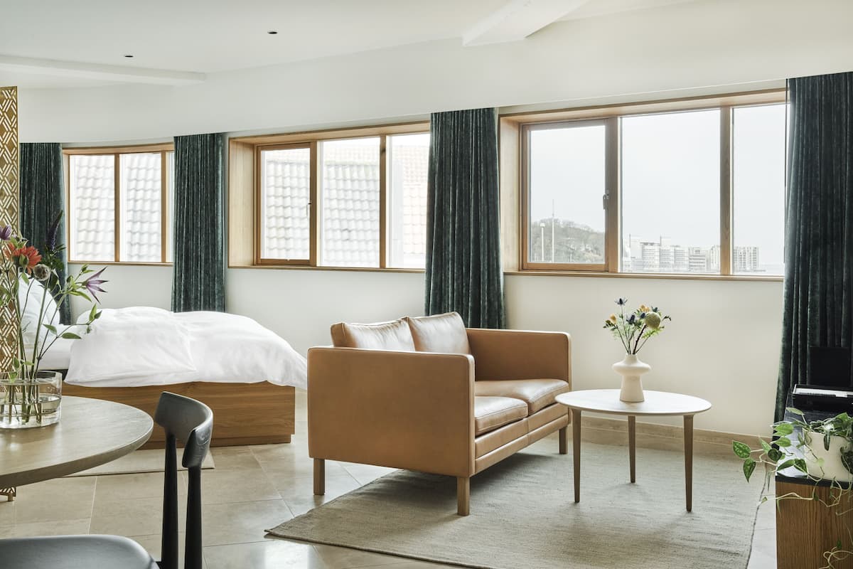 Junior Suite | 1 bedroom, premium bedding, pillowtop beds, minibar