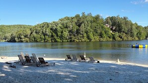Une plage avec des chaises longues et un kayak sur le sable.