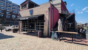 Ein Gebäude mit einem Schild, das "The Water Dog" zeigt, und einem blauen Logo.