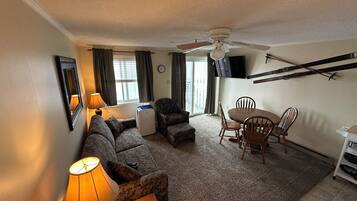 Flatskjerm-TV og peis