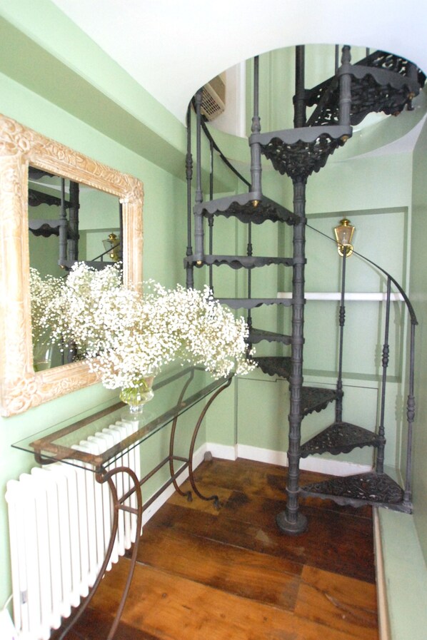 المنشأة من الداخل