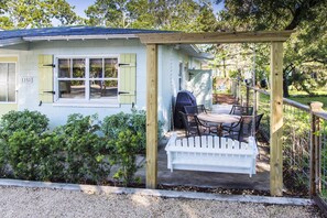 Outdoor dining - 5 Minute Stroll To Beach!! Newly Renovated And Listed. Professionally Decorated  (Saint Simons Island)