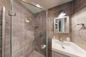 Dusche, Haartrockner, Handtücher, Seife