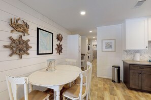 Dining - 5 Minute Stroll To Beach!! Newly Renovated And Listed. Professionally Decorated  (Saint Simons Island)