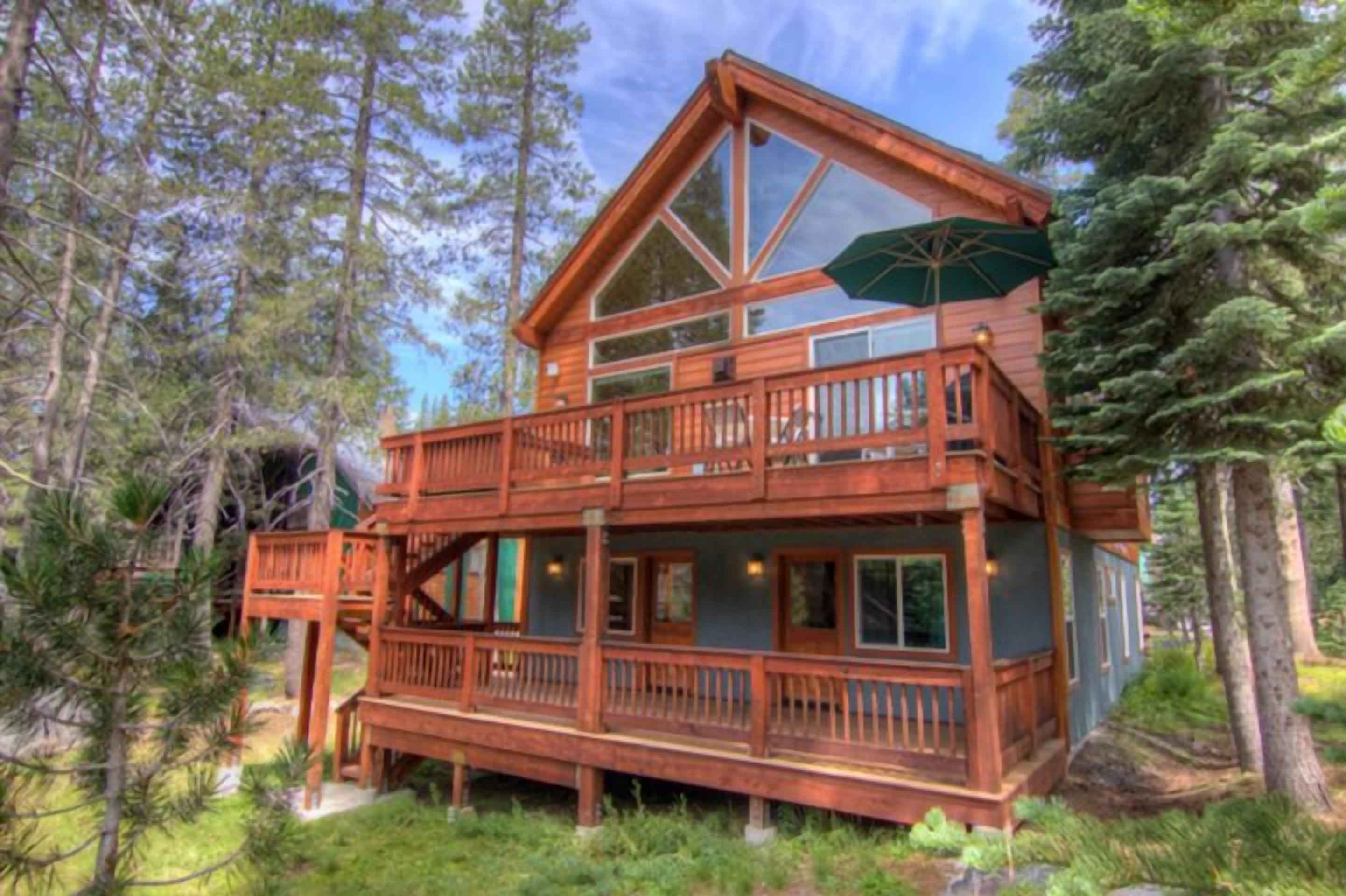 'Snowflake Chalet' Bright, beautiful, spacious mountain retreat in Serene Lakes