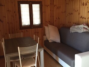 Bungalow Basic - 1 sovrum | Vardagsrum | Platt-tv