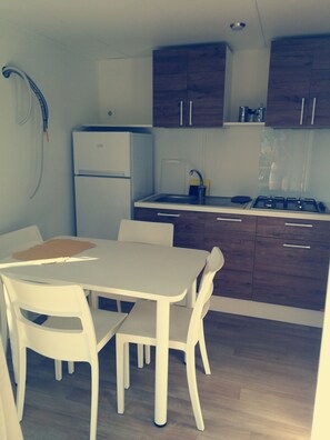 Classic Mobile Home, 2 Bedrooms | Private kitchenette | Fridge, stovetop, electric kettle, cookware/dishes/utensils - Parco Vacanze Makallè (Sestri Levante)