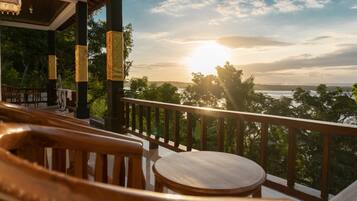 Habitación Deluxe doble, 1 cama de matrimonio, vistas al mar, junto a la piscina | Escritorio y wifi gratis