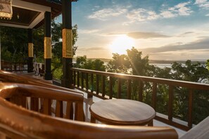 华丽双人房, 1 张大床, 海景, 池畔 | 办公桌、免费 WiFi