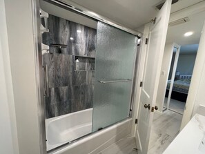 Combined shower/tub, hair dryer, towels