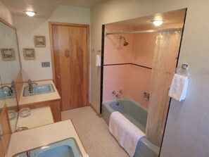 Combined shower/bathtub, hair dryer, towels, soap - Authentic Mid-Century Marvel, in the quiet and desirable Mid Town neighborhood. (Bend)