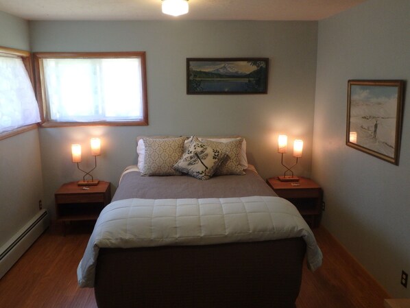 2 عدّة غرف نوم ومكتب ومكواة/لوح كي وسرير سفر