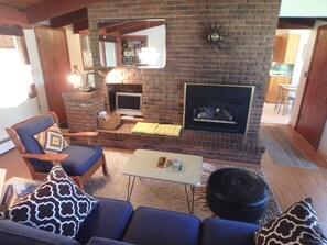 TV, caminetto, libri, biblioteca musicale