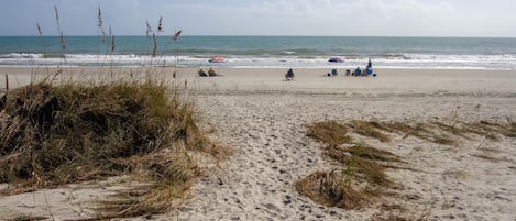 På stranden