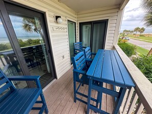 Outdoor dining - On The Beachfront, Newly Appointed 2BR 2BA Myrtle Beach Residential Area (Myrtle Beach)