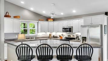 Een koelkast, een magnetron, een oven, een kookplaat