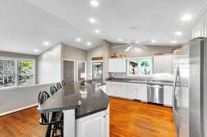 Kjøleskap, mikrobølgeovn, ovn og kokeplater