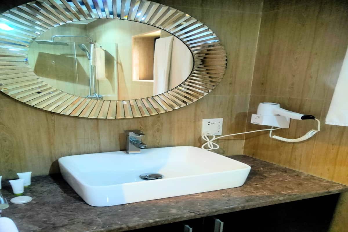 standard room, 1 queen bed | bathroom | deep-soaking bathtub, rainfall showerhead, designer toiletries