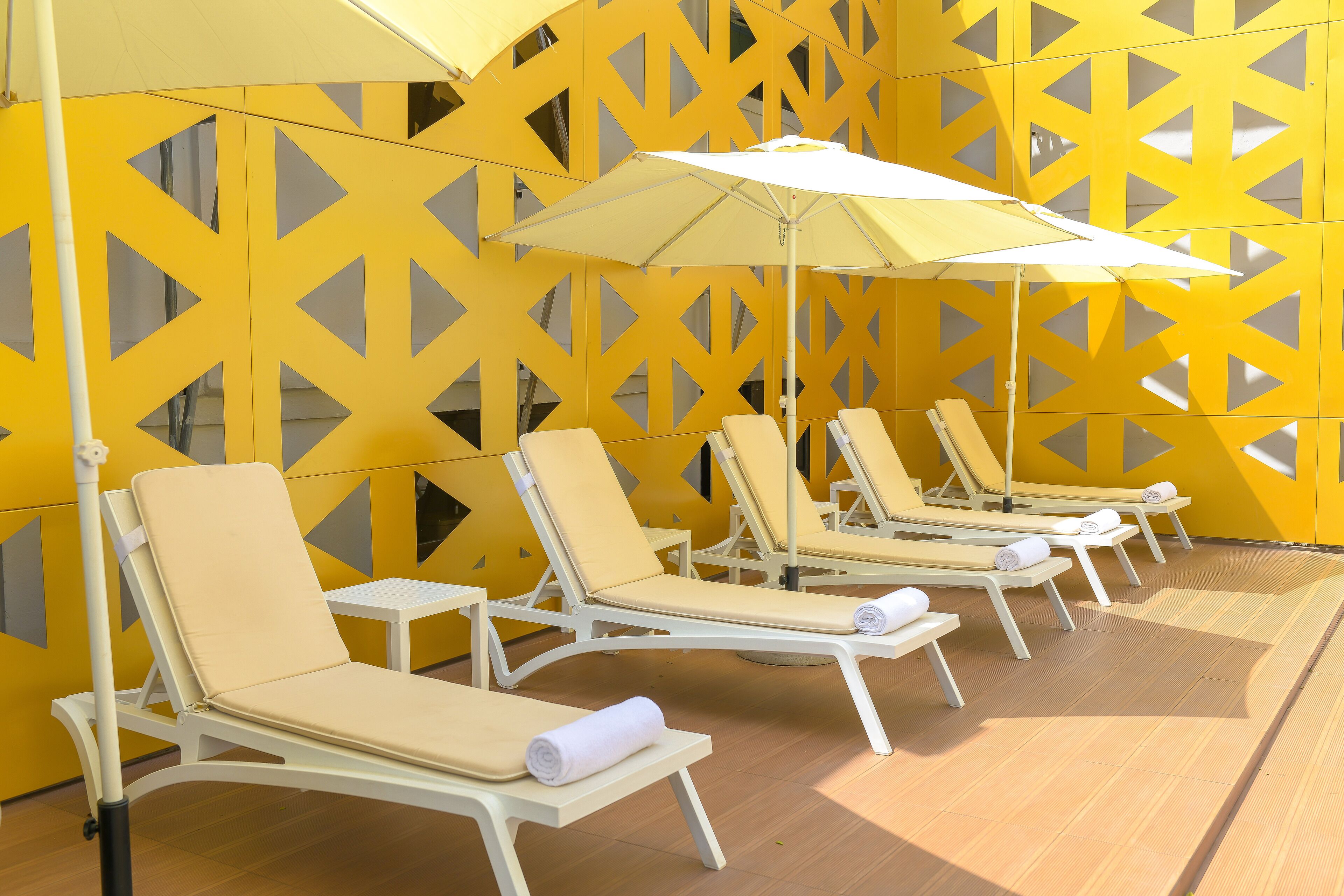 Piscine couverte, parasols de plage, chaises longues