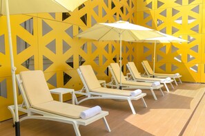 Piscine couverte, parasols de plage, chaises longues