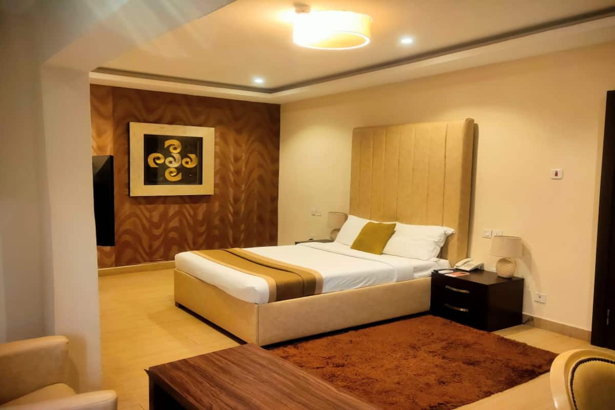 standard room, 1 queen bed | 1 bedroom, premium bedding, minibar, individually decorated