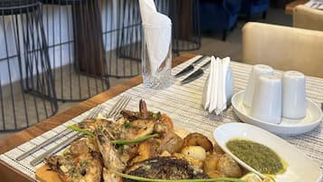 供應早餐、午餐、晚餐;本地及多國菜