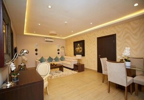 Sengetøy av topp kvalitet, minibar og individuelt dekorert