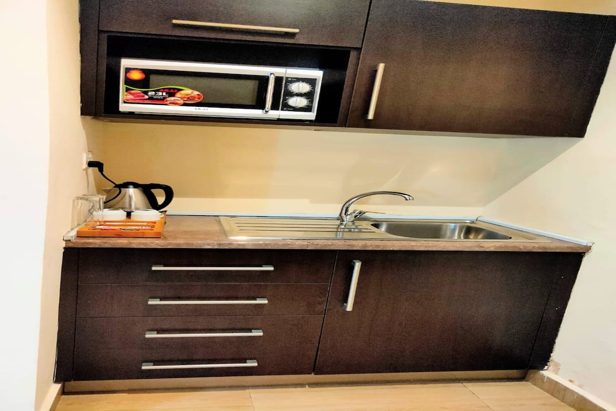 executive suite | private kitchen | mini-fridge, electric kettle
