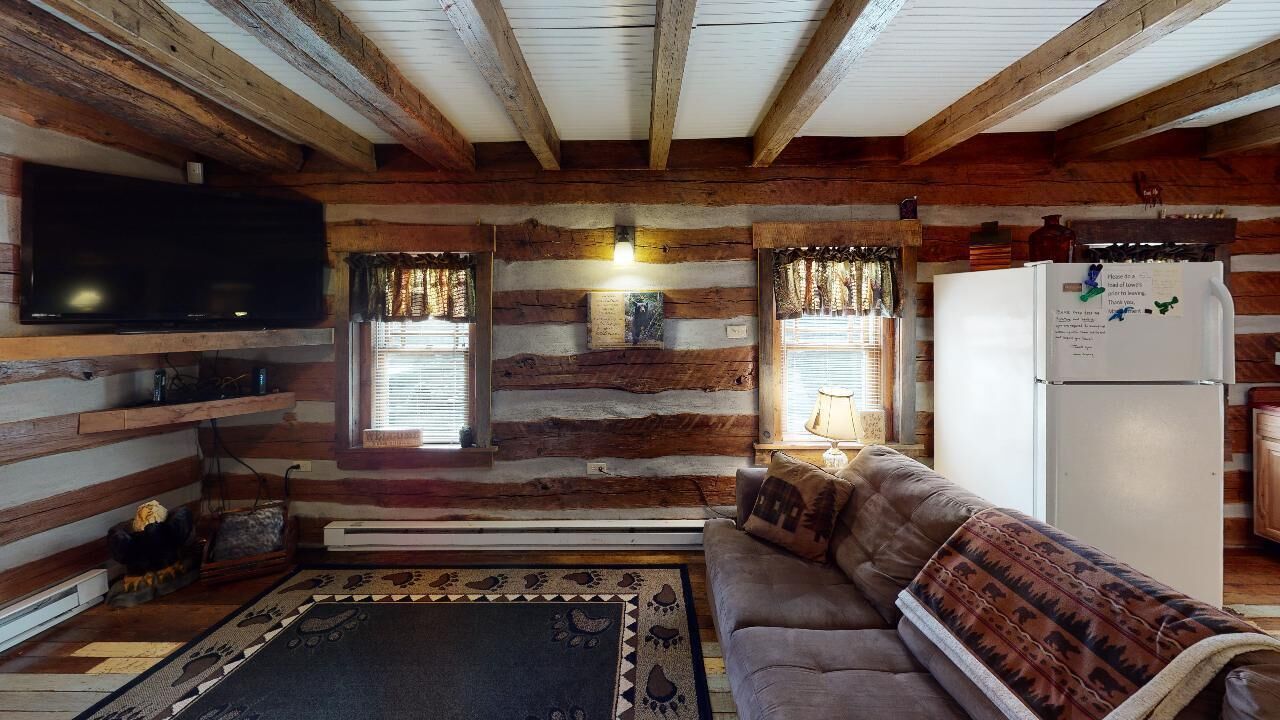 1800s Rustic Log Montana Cabin near Hocking Hills