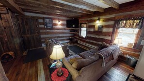 Smart-TV, peis, DVD-spiller og bøker