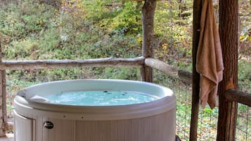 Bañera de hidromasaje al aire libre