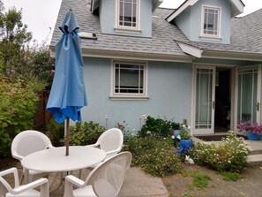 Outdoor dining - Brand New Cottage In Great Berkeley Neighborhood.  (Berkeley)
