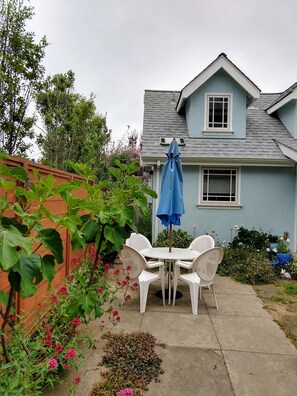 Outdoor dining - Brand New Cottage In Great Berkeley Neighborhood.  (Berkeley)