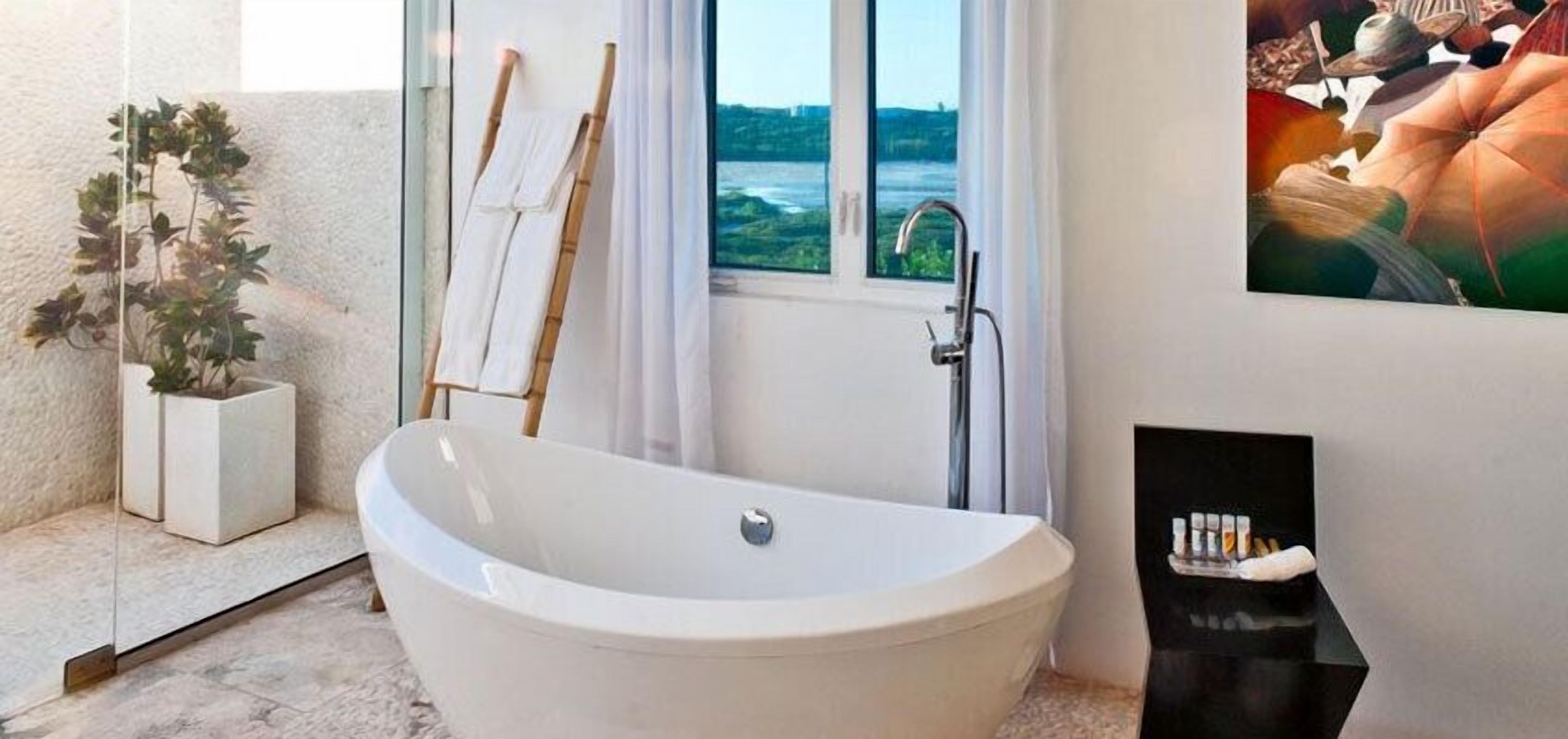 Deep soaking bathtub