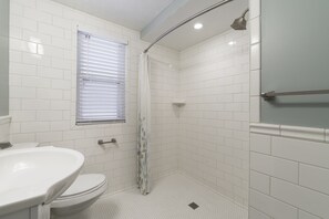 Ensemble douche/baignoire, sèche-cheveux, serviettes fournies, savon