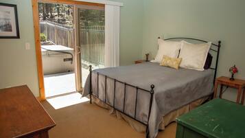 4 bedrooms, desk, iron/ironing board, travel crib