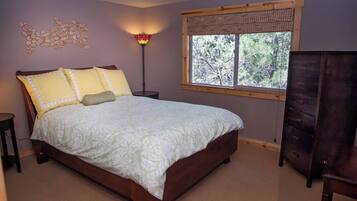 4 bedrooms, desk, iron/ironing board, travel crib