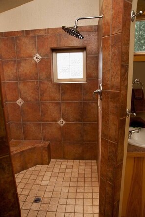Bathtub, hair dryer, towels - Large cabin with hot tub (Bend)