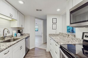 Fridge, microwave, oven, stovetop - Newly renovated villa near the beach with pool & tennis -  walk to Coligny Plaza (Hilton Head)