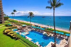 Un complexe hôtelier doté d’une piscine, d’une plage et offrant une vue sur l’océan.