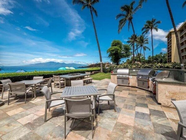 Une terrasse extérieure équipée d’un barbecue, d’un espace salon et offrant une vue sur l’océan.