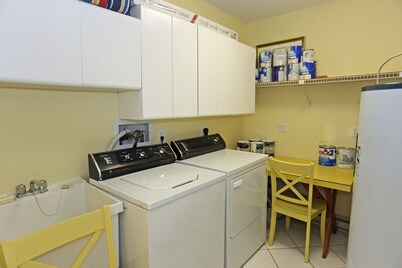 Family and Friends Favorite 3 Blocks to the Beach - sleeps 10-12