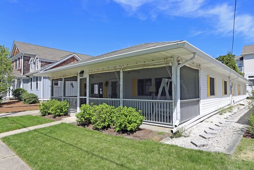 Family and Friends Favorite 3 Blocks to the Beach - sleeps 10-12