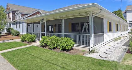 Family and Friends Favorite 3 Blocks to the Beach - sleeps 10-12