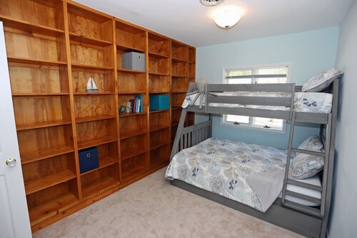 Family and Friends Favorite 3 Blocks to the Beach - sleeps 10-12