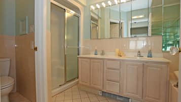 SĂšche-cheveux, savon, papier toilette