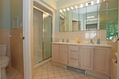Family and Friends Favorite 3 Blocks to the Beach - sleeps 10-12