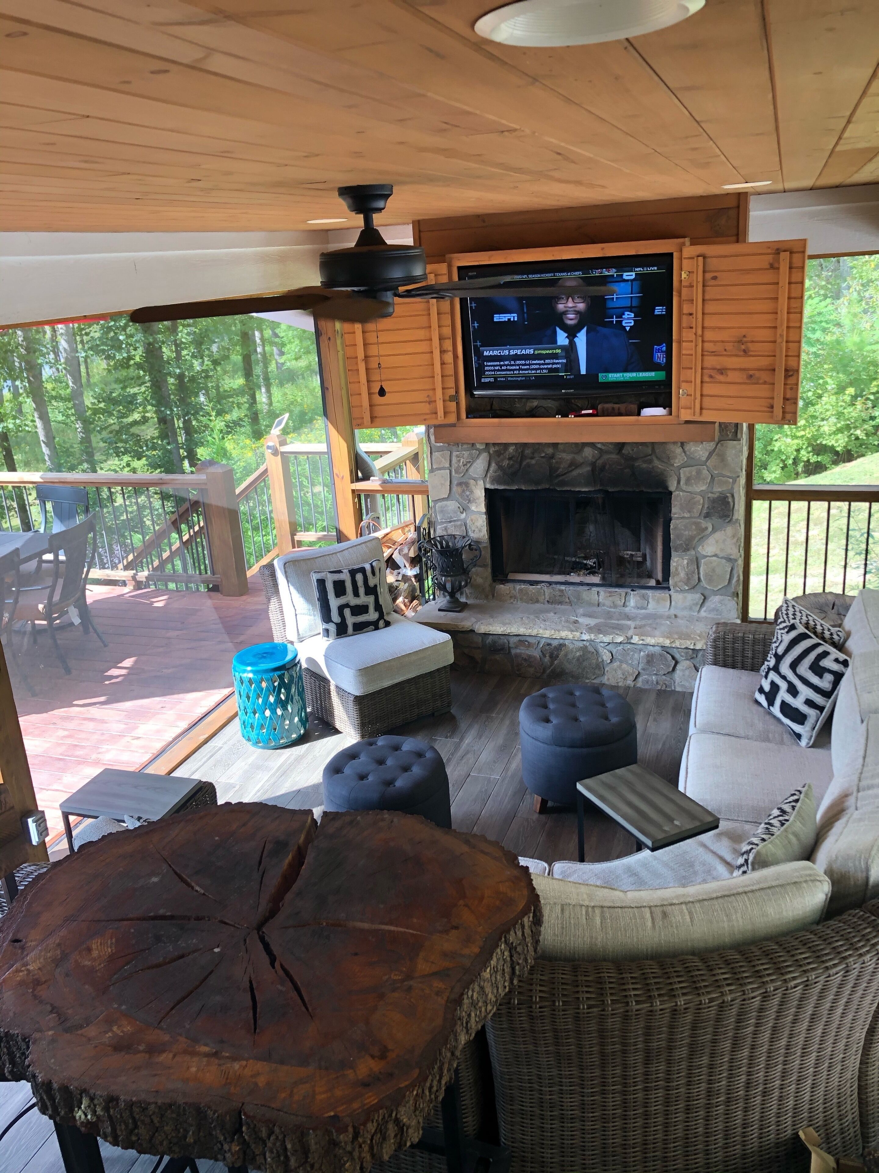 Televisio, takka, kirjoja