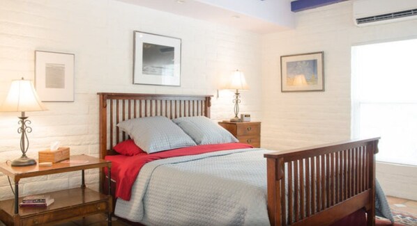 Tabla de planchar con plancha, wifi y ropa de cama