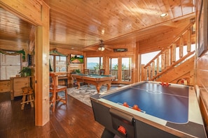 Game room - Top of Beautiful Legacy Mountain Resort, Amazing Views, Game Room 2 king suites (Sevierville)
